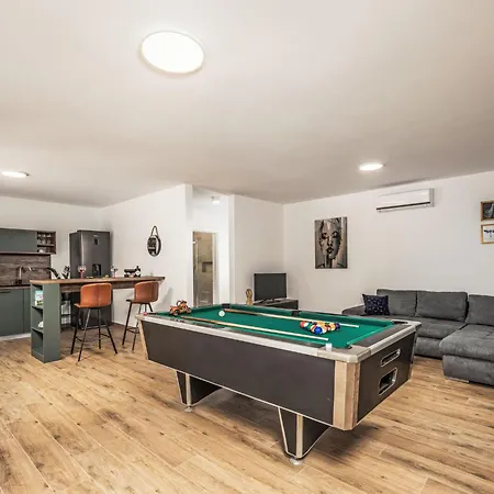 & Blue By Interhome マスレニツァ